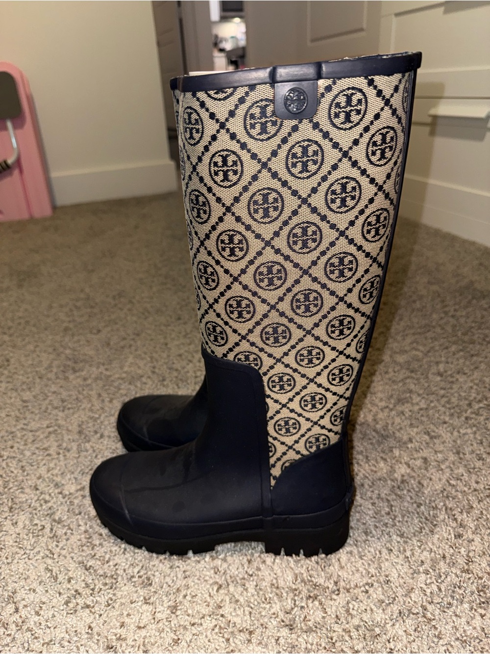 TORY BURCH WOMEN'S T MONOGRAM NAVY BLUE LOGO RUBBER FOUL WEATHER BOOT